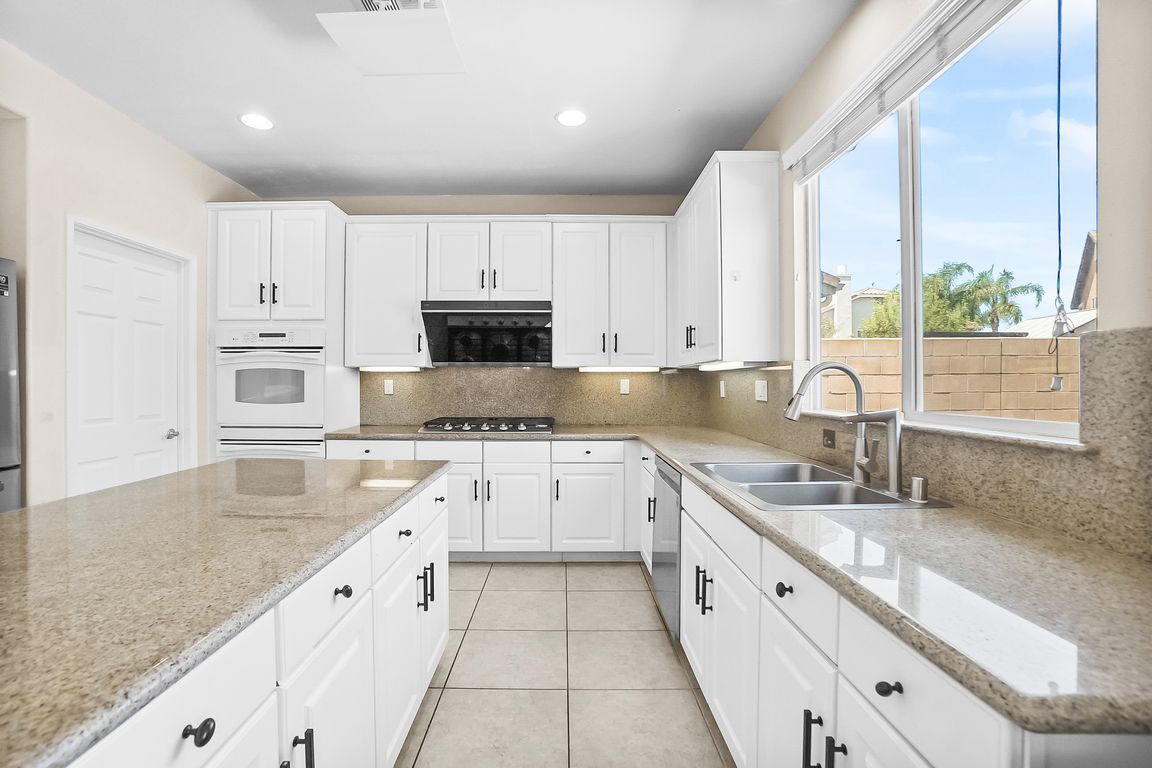 PropertyGraphy.com  (12)