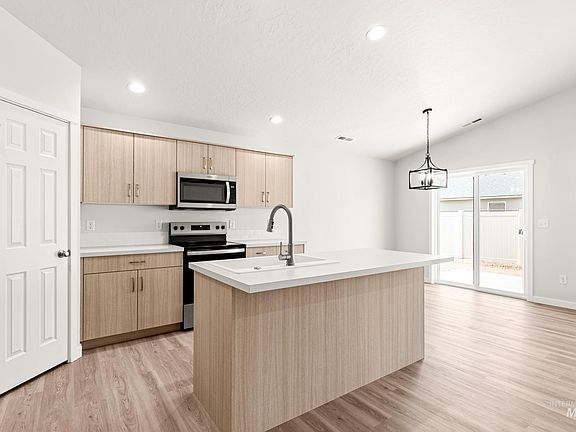 4th image of 13736 Inman Ct