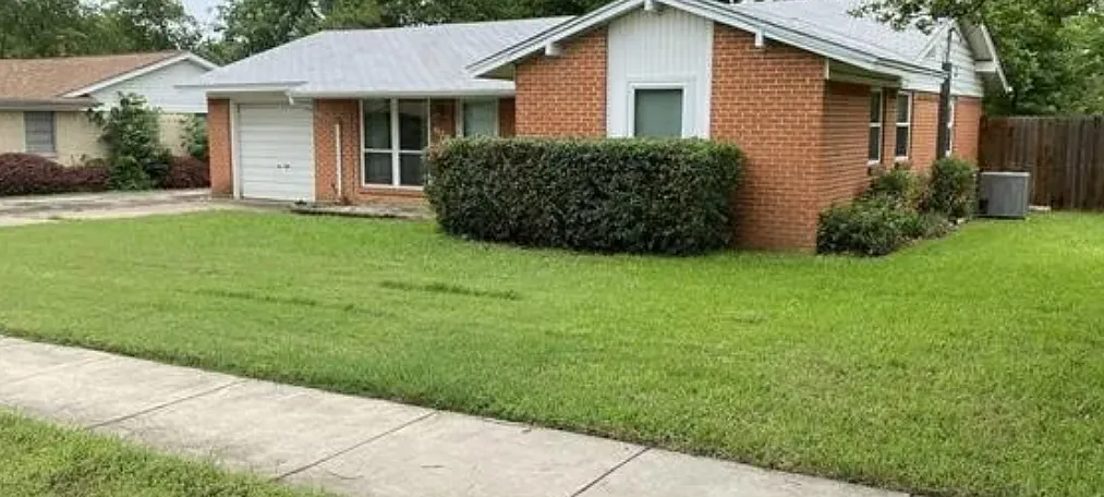 3 bed, 1.5 bath, 1260 sqft, $2,200 — Photo 3