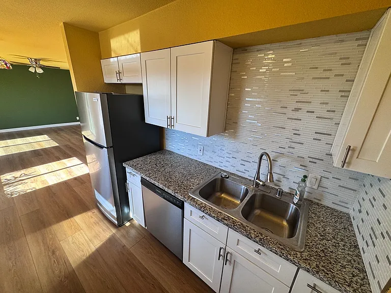 2720 Salt Lake St — Photo 9