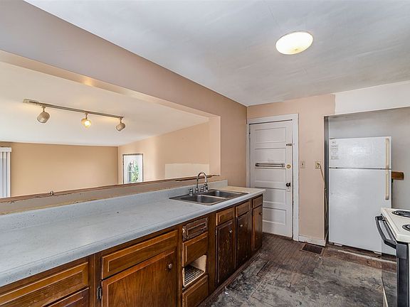 2nd image of 1307 Fournie St