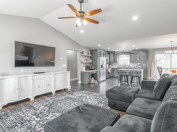 3rd image of 409 Bella Dr