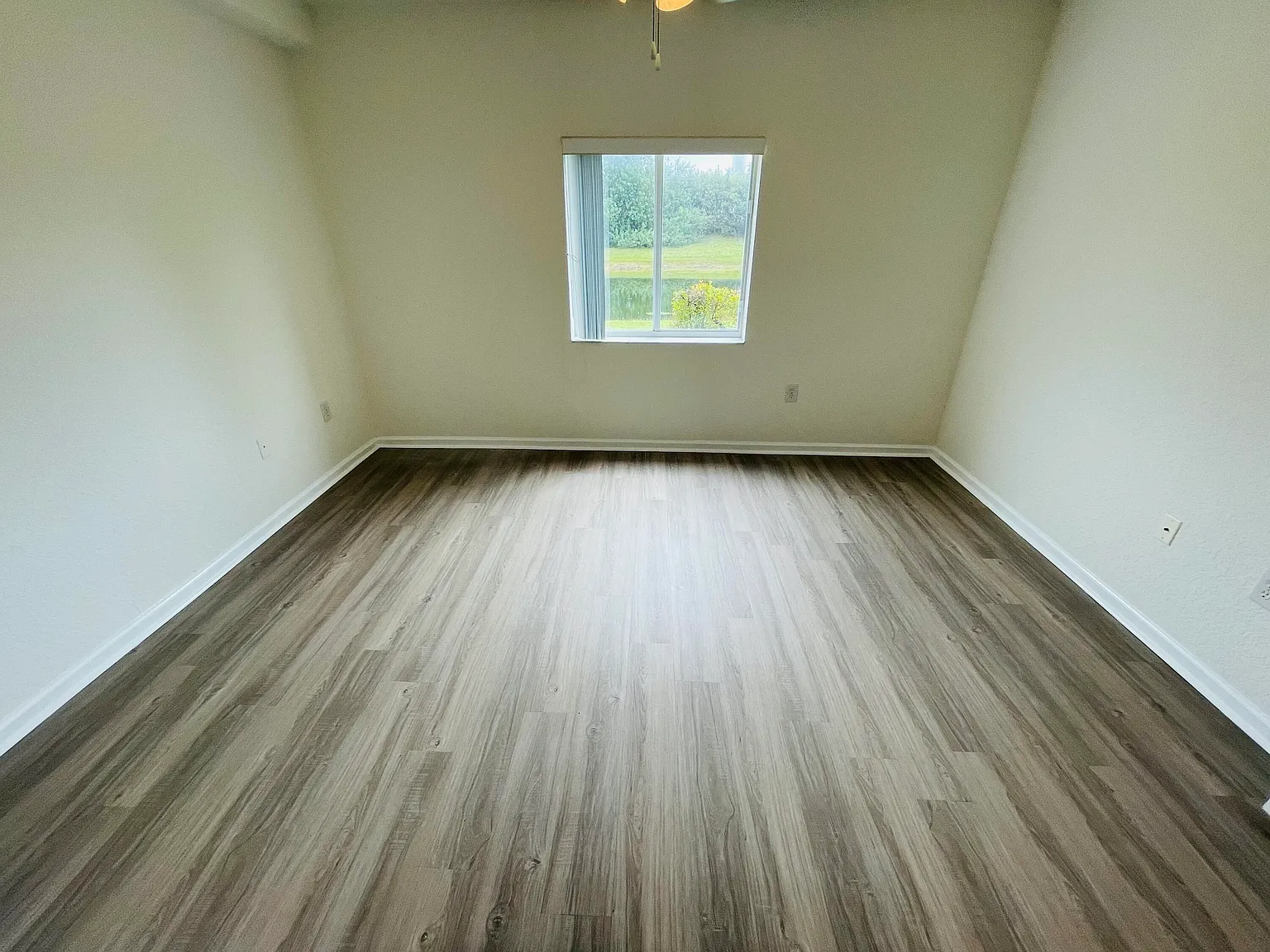 3 bed, 2.0 bath, 999 sqft, $2,000 — Photo 2