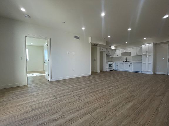 2nd image of 11490 Oxnard St #1