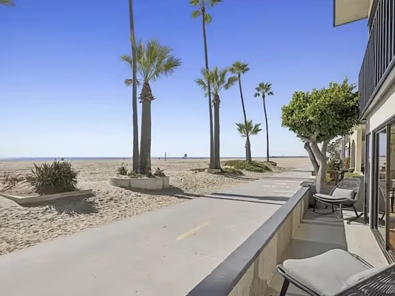1510 W Oceanfront #B — Photo 1
