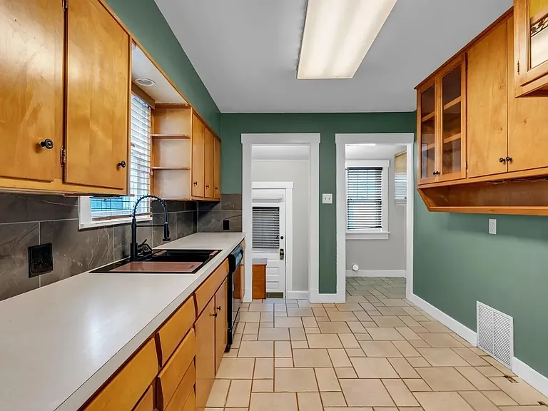 202 E 19th Ave — Photo 16