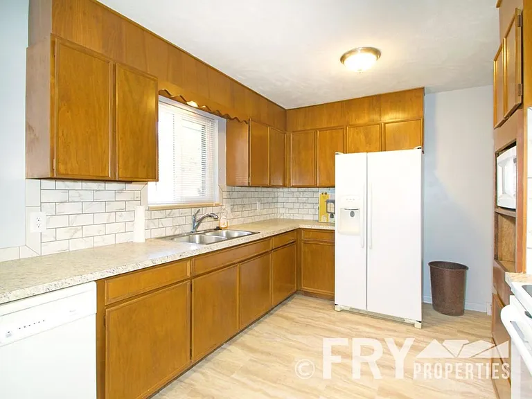 941 W 79th Pl — Photo 10