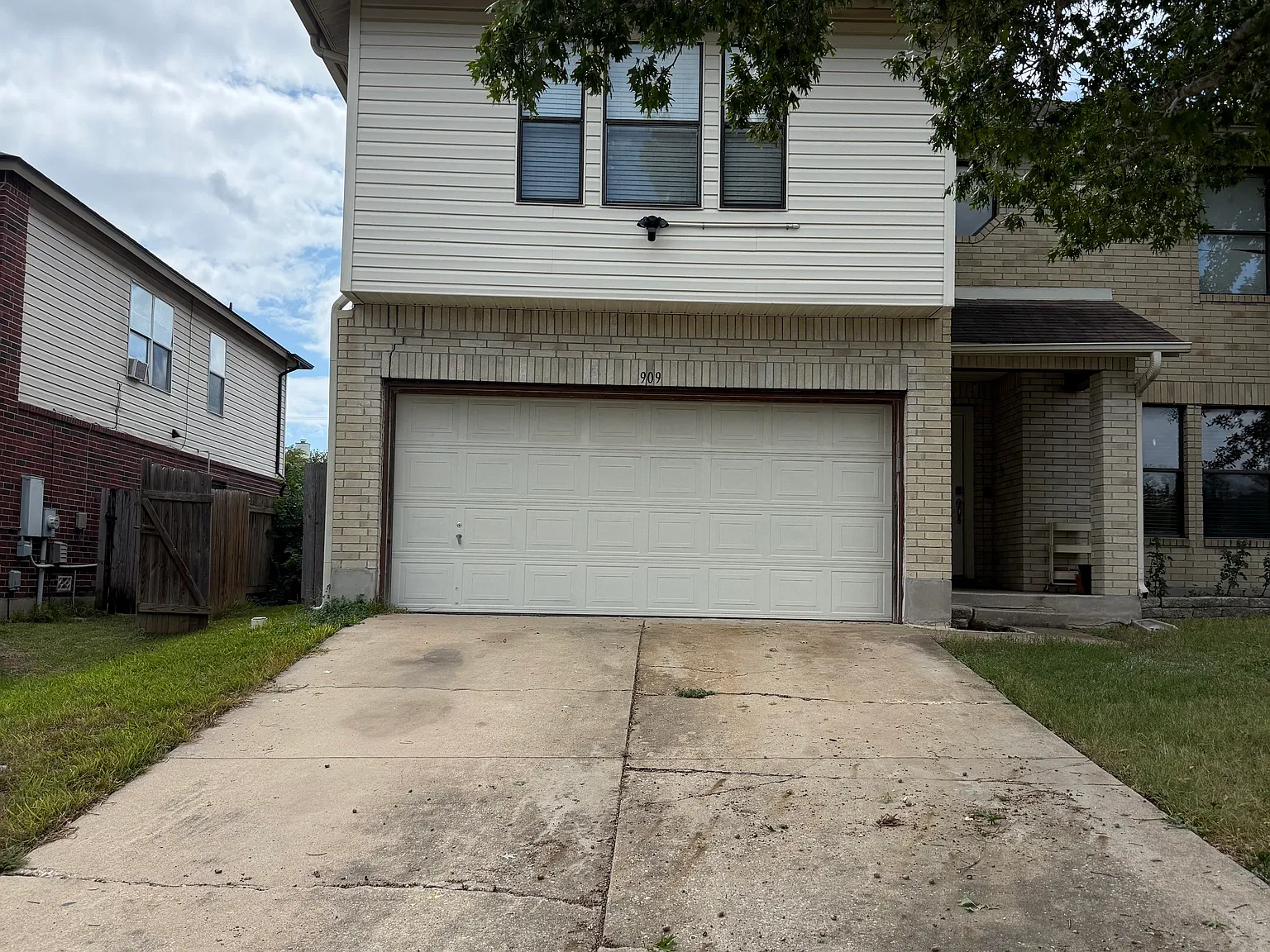 4 bed, 2.5 bath, 3090 sqft, $2,400 — Photo 2