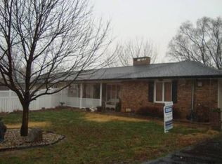 12 Robin Ln, Pekin, IL 61554