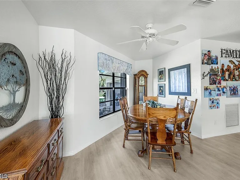 2556 SW 28th Pl — Photo 8