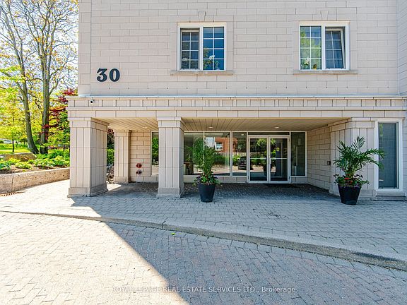 4th image of 30 Anglesey Blvd #Penthouse 403