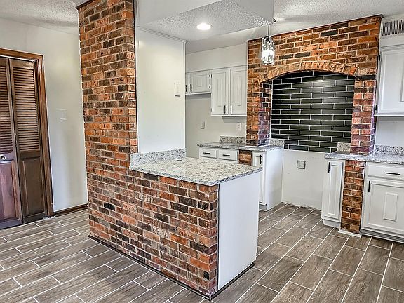 4th image of 2265 Easton Dr