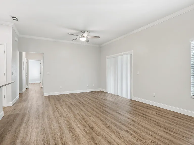 Waters Edge Apartments — Photo 18