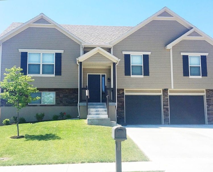 1st image of 2202 NW Hedgewood Dr
