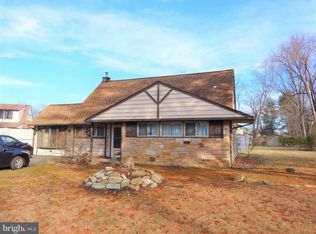 100 Highland Park Dr, Levittown, PA 19056