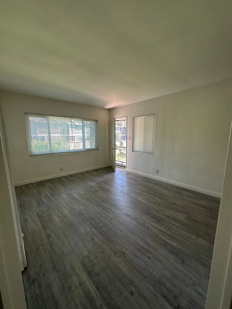 285 Holliston — Photo 2