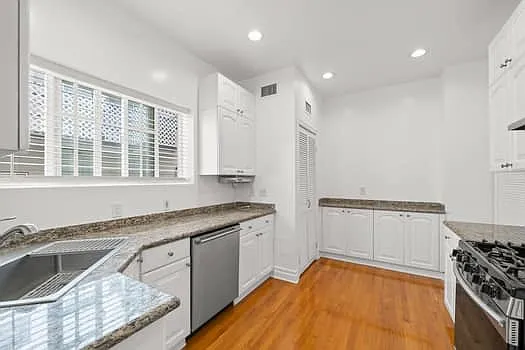 BRIGHT LARGE KITCHEN W/ EXTRA LARGE SINK & NEW FAUCET. TONS OF NATURAL LIFE & RECESSED LIGHTING.