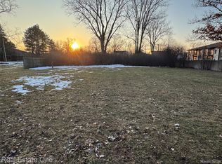 28819 Lahser Rd, Southfield, MI 48034