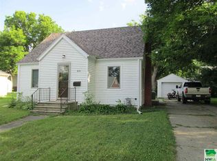 810 5th St, Sheldon, IA 51201