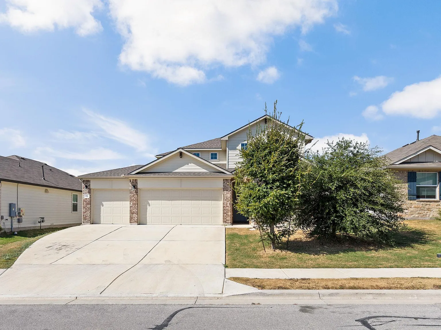 4 bed, 3.0 bath, 2555 sqft, $2,400 — Photo 2