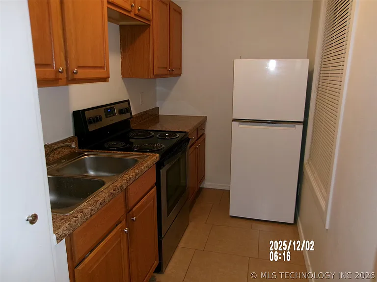 808 E 4th St #3 — Photo 4