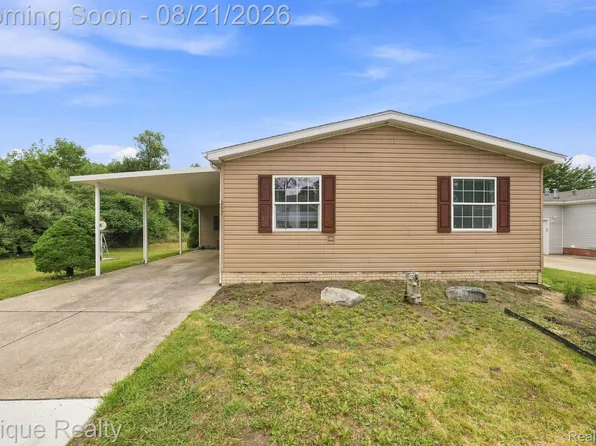 297 Dennis K Ct, White Lake, MI 48386