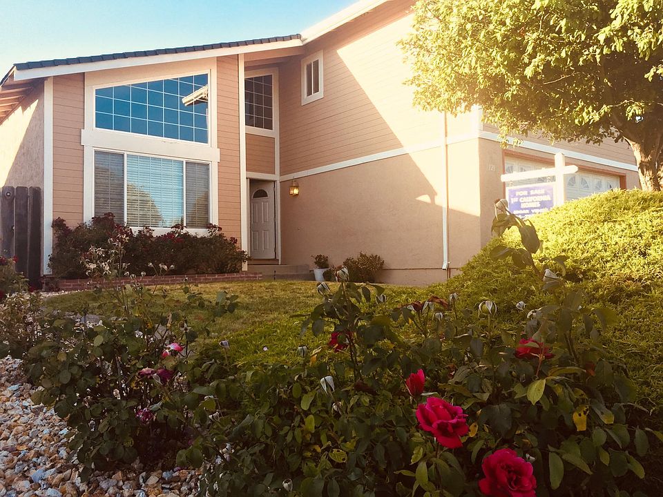 Beautiful well maintained. front yard with roses.