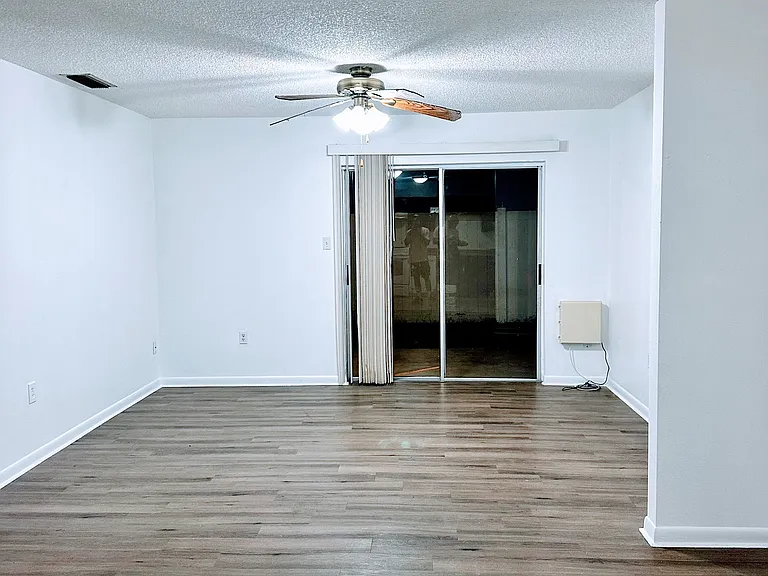331 W Alamo Dr — Photo 3
