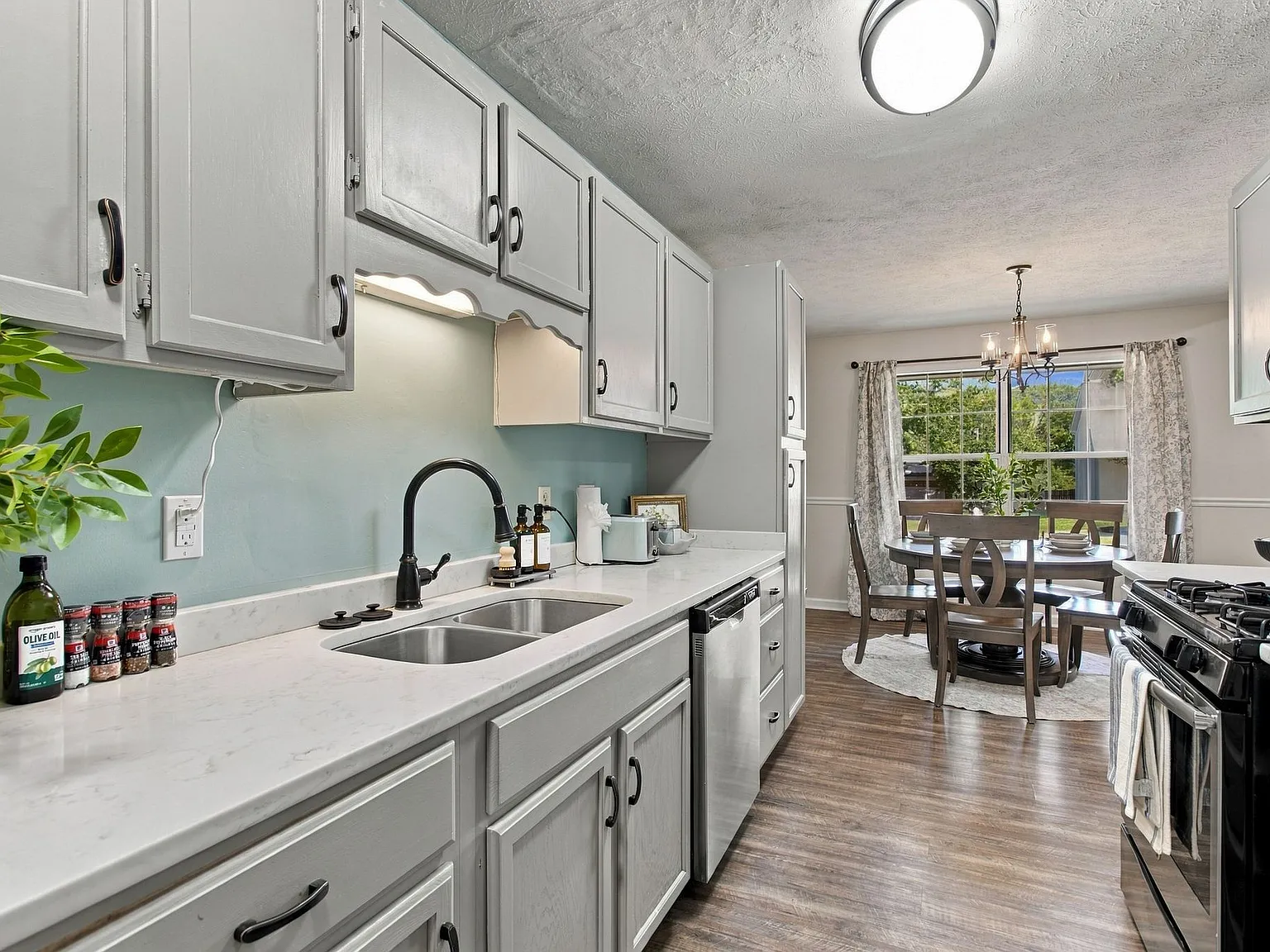 4 bed, 2.5 bath, 1849 sqft, $6,500 — Photo 4