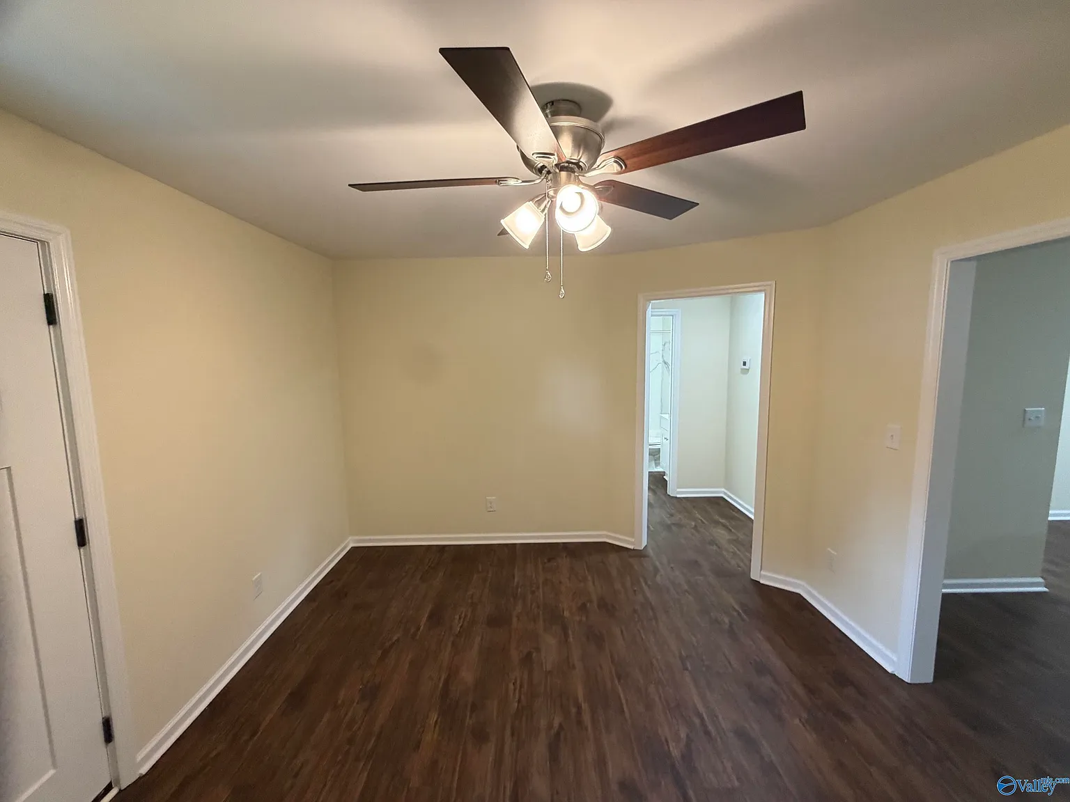 3 bed, 1.0 bath, 960 sqft, $1,300 — Photo 4