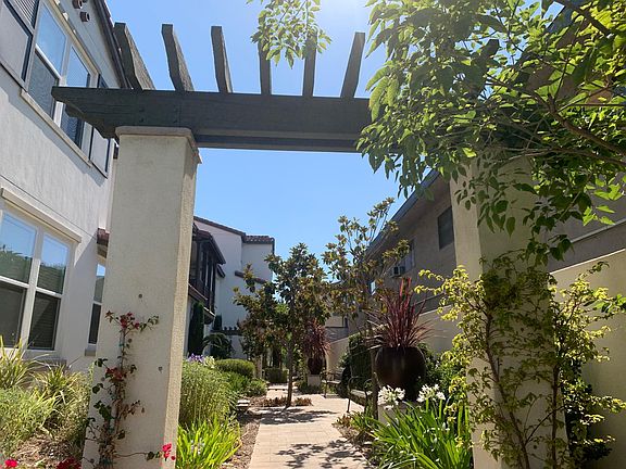 2nd image of 281 N Mar Vista Ave Unit 14