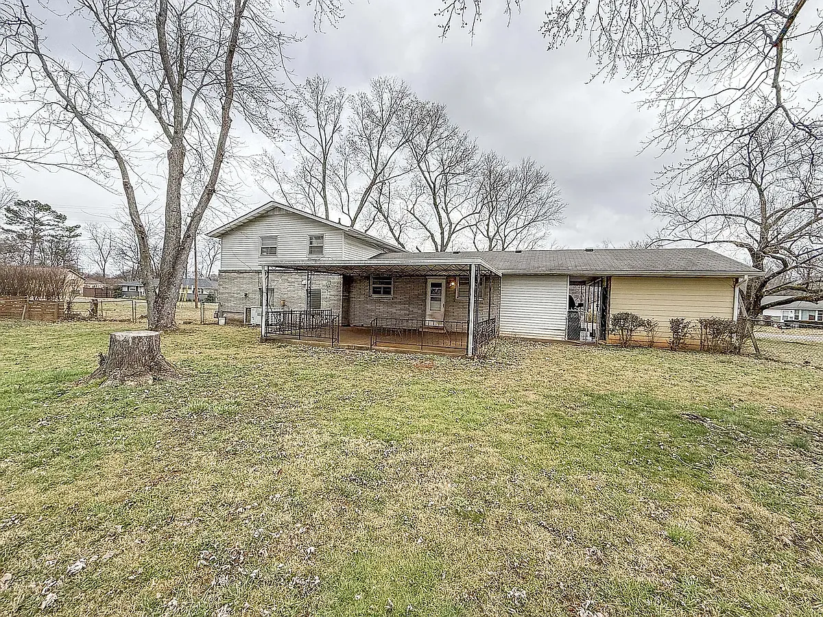 Building Photo - 702 Belaire Dr