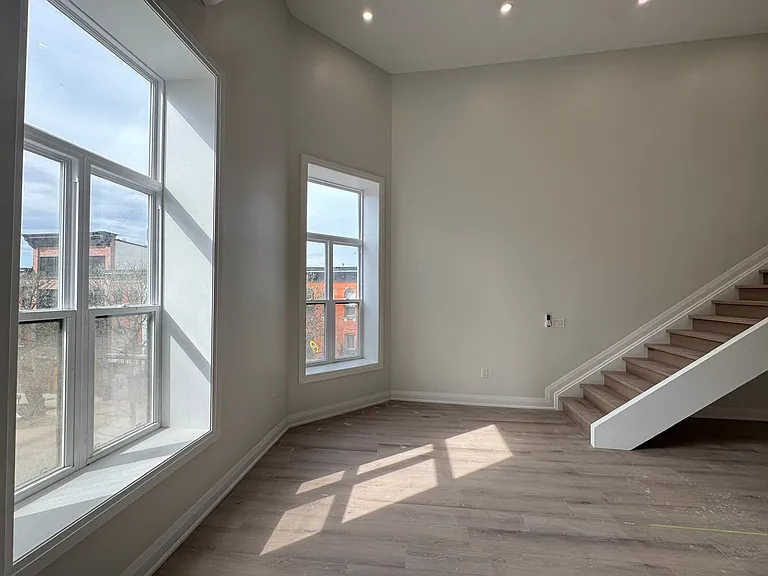 208 King St E — Photo 4