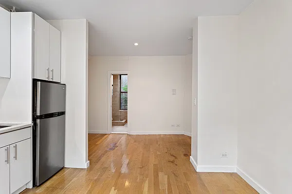 Rented by Safdie Realty Group | media 13