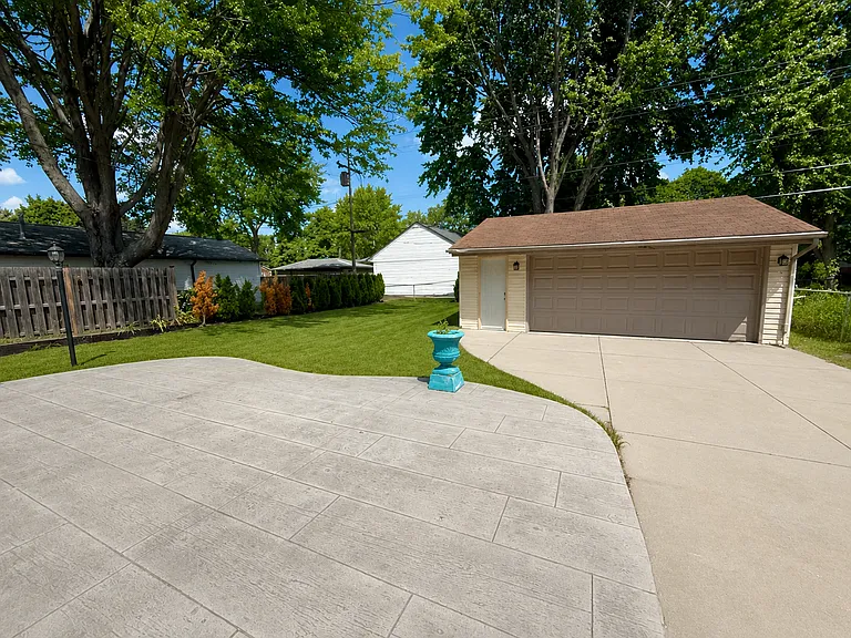 1210 Kenilworth Pl — Photo 2