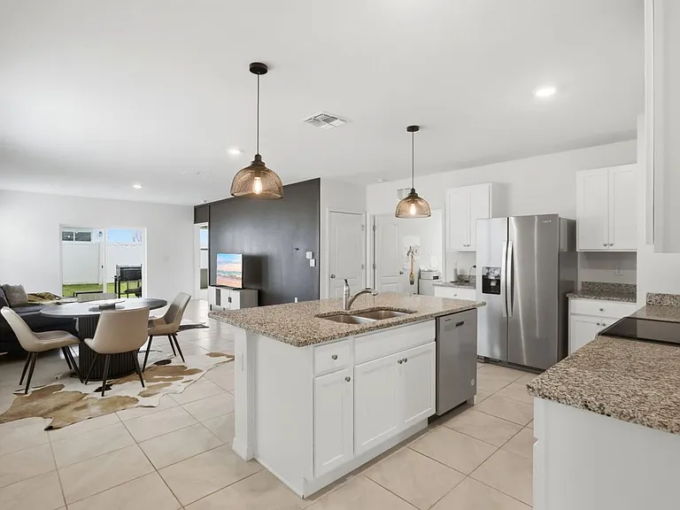 1181 Cascades Ave — Photo 1