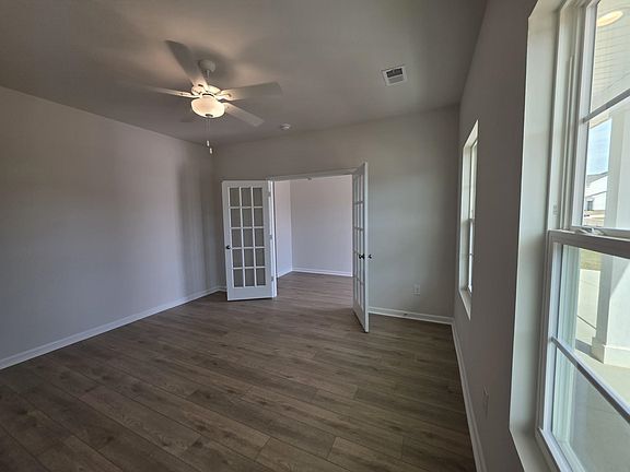 5th image of 426 Dodger Ave