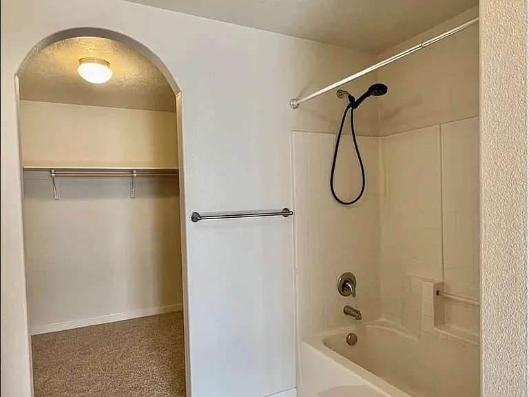 715 SW Huebert St — Photo 13