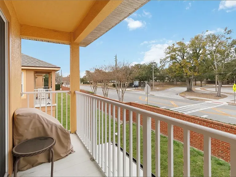 1240 Retreat View Cir — Photo 27
