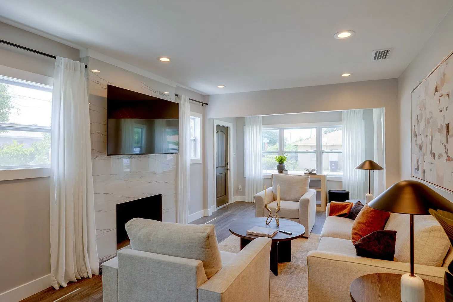 3 bed, 2.0 bath, 1097 sqft, $2,247 — Photo 3