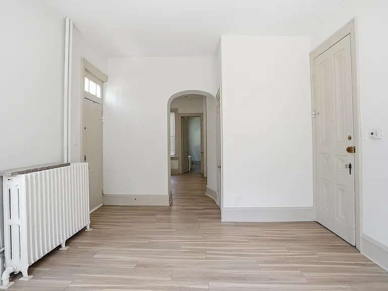 307 Kings Hwy E #1 — Photo 2