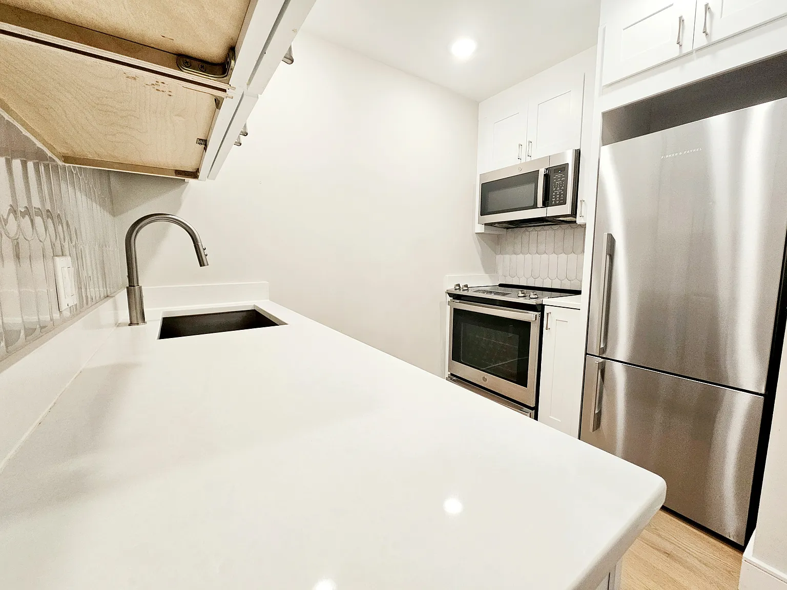 2 bed, 900 sqft, $3,595 — Photo 3
