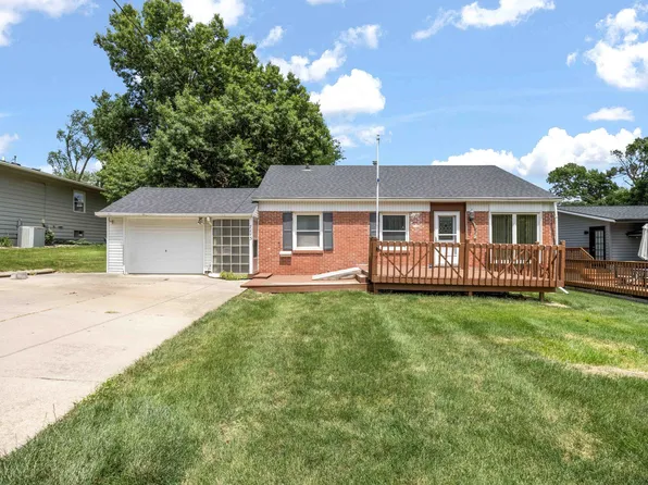 7113 Maple Dr, Urbandale, IA 50322