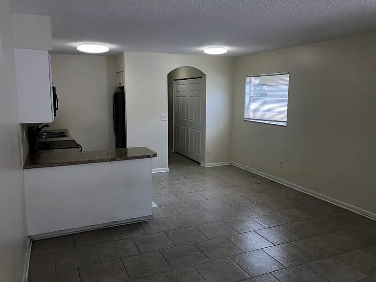 415-417 Woodrow Ave — Photo 7