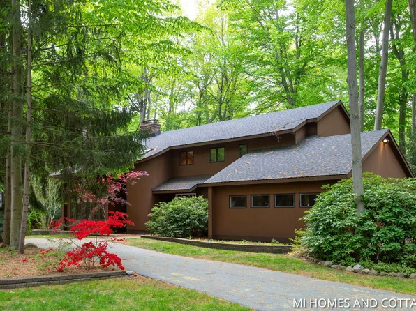 1220 Oakhampton Rd, Holland, MI 49424