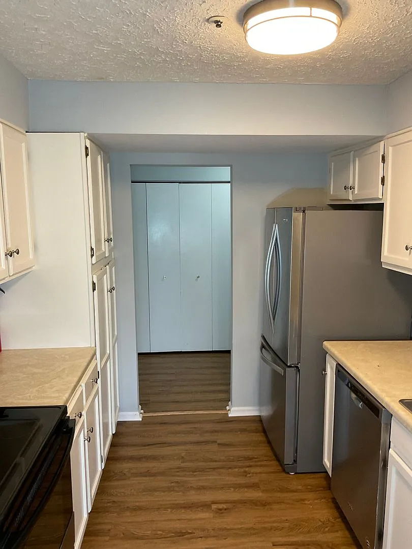 Very well maintained and extra large 3BR 2BA condo moments to Marc Train in Downtown Gaithersburg — Photo 3