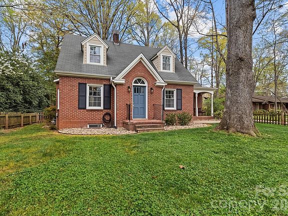 3rd image of 997 Queens Cir