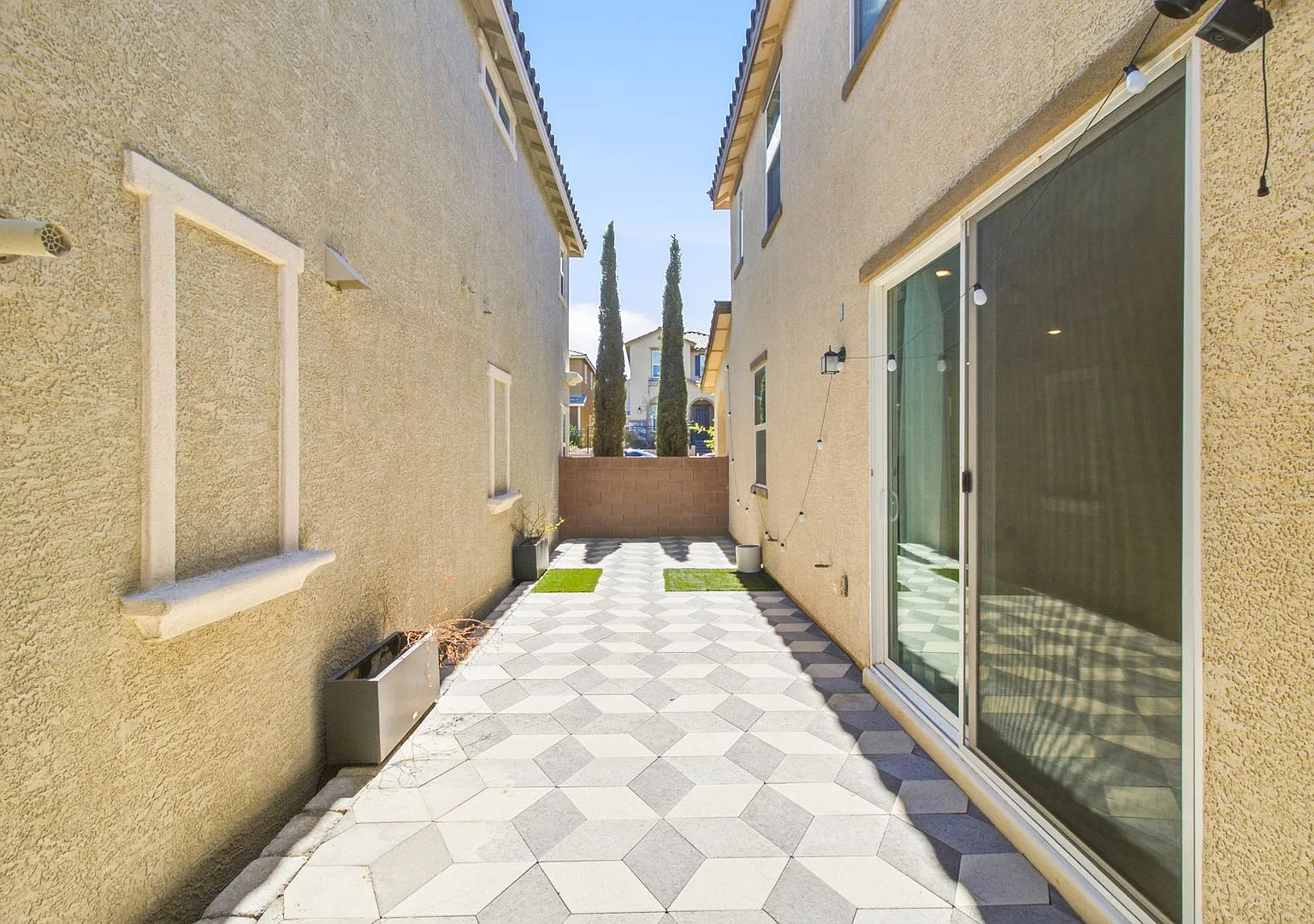 Beautiful 4-Bedroom Inspirada Home with Loft, Upgraded Kitchen & Private Backyard — Photo 3