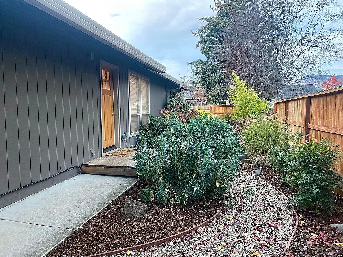 Cute & Cozy 2 bedroom, 2 bath house in Ashland — Photo 1