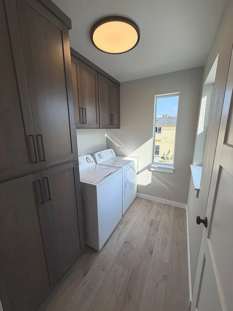 Brand New Keizer Duplex - Pet Friendly — Photo 3